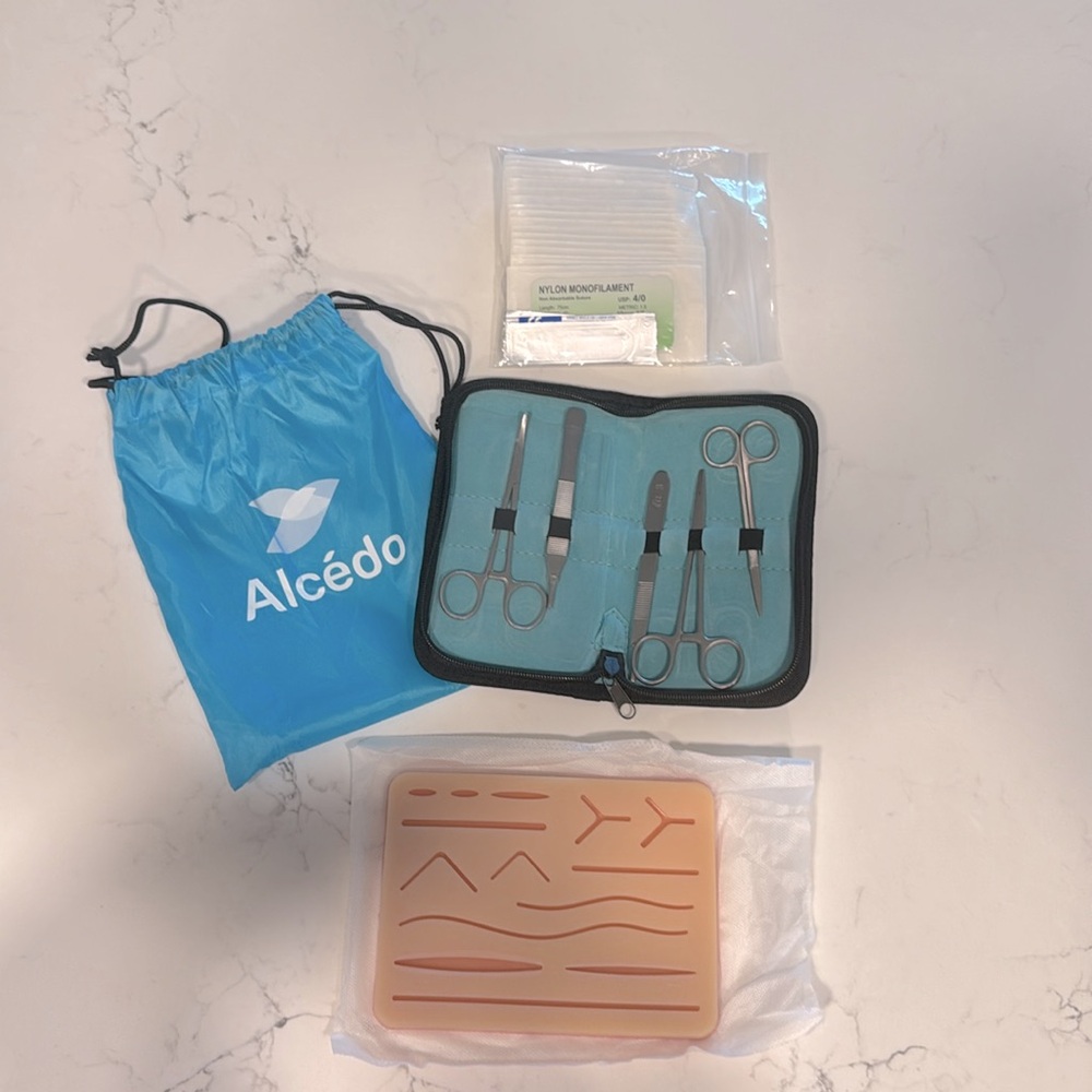 Alcédo Suture Practice Kit with Blue Bag